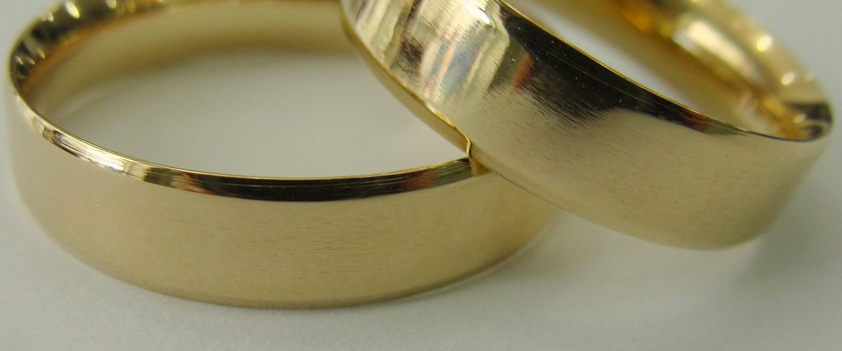 alianca-de-ouro-18k-reta-anatomica-e-borda-quadrada-par-joias-artesanais